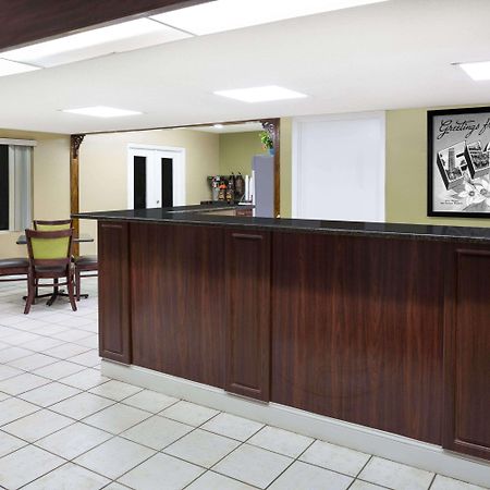 Super 8 By Wyndham Sarasota Near Siesta Key Motel Luaran gambar