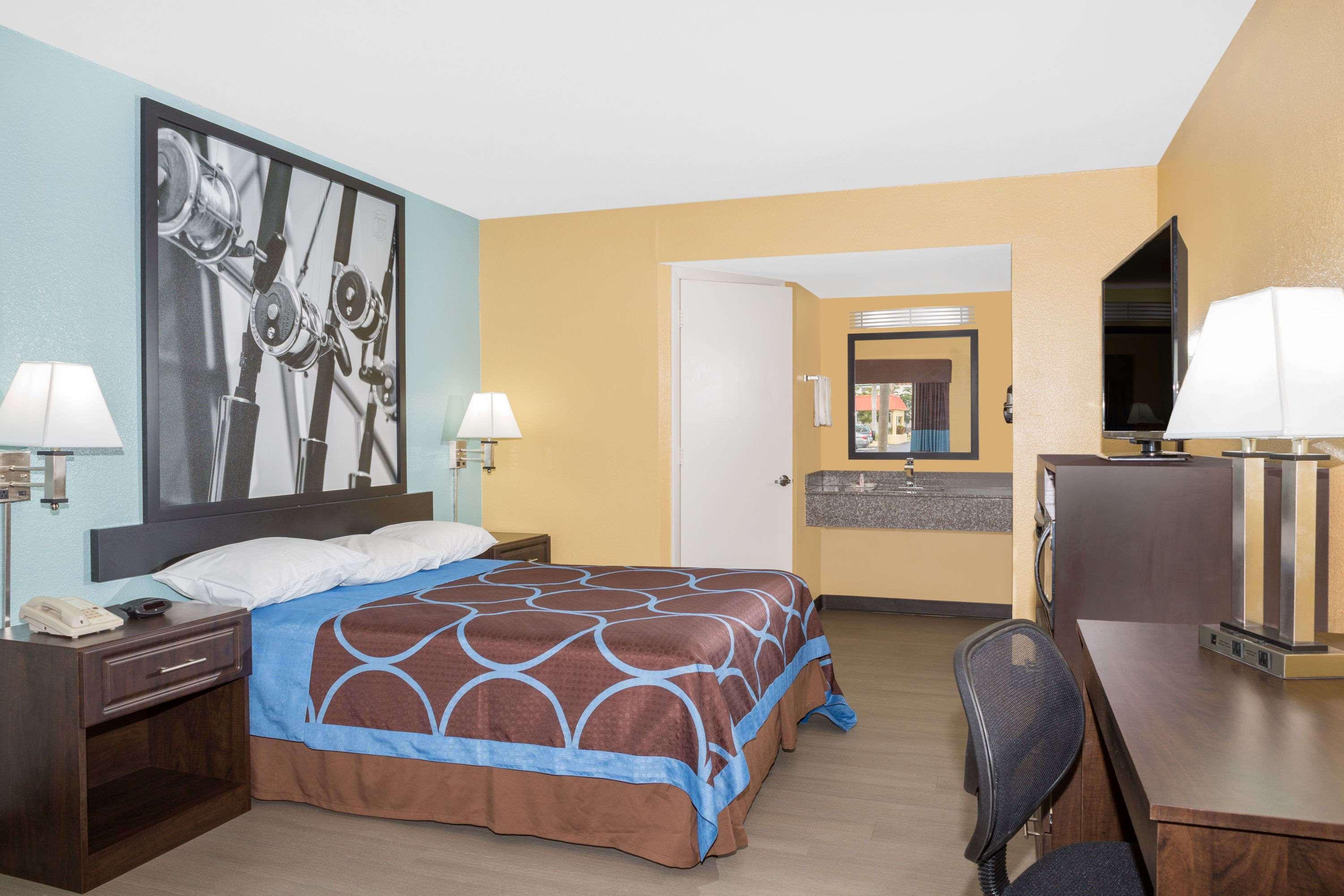 Super 8 By Wyndham Sarasota Near Siesta Key Motel Luaran gambar