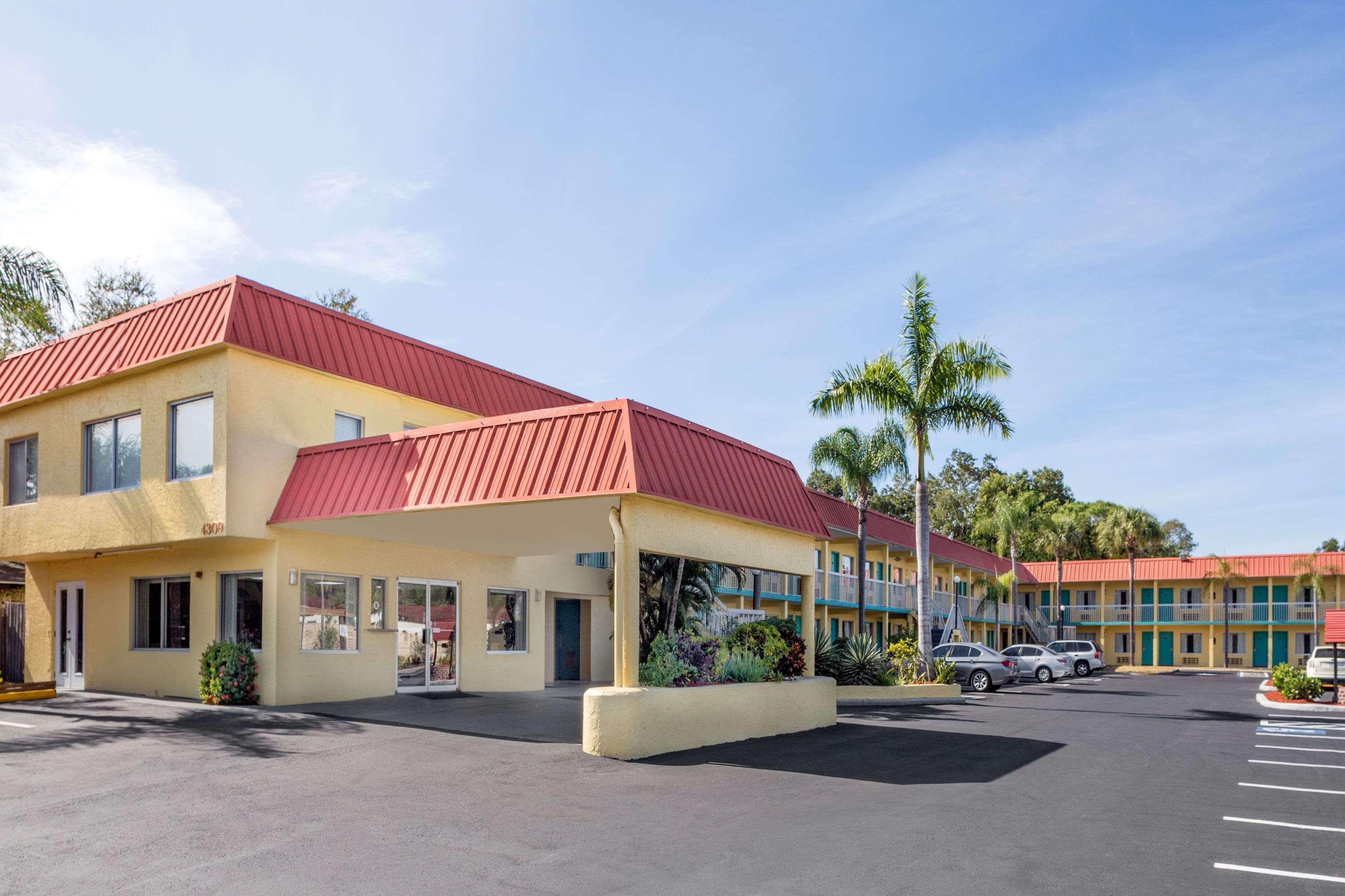 Super 8 By Wyndham Sarasota Near Siesta Key Motel Luaran gambar