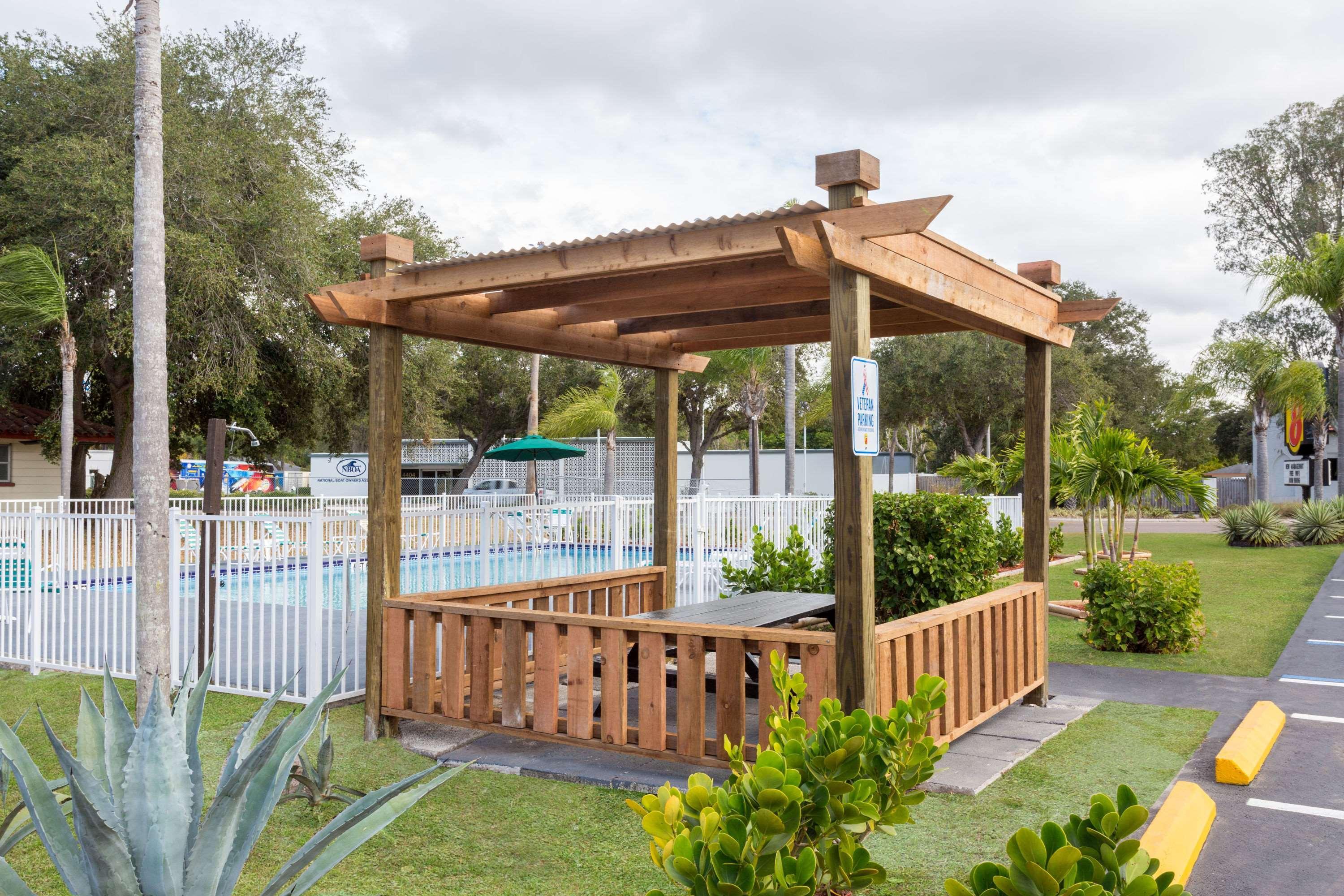 Super 8 By Wyndham Sarasota Near Siesta Key Motel Luaran gambar