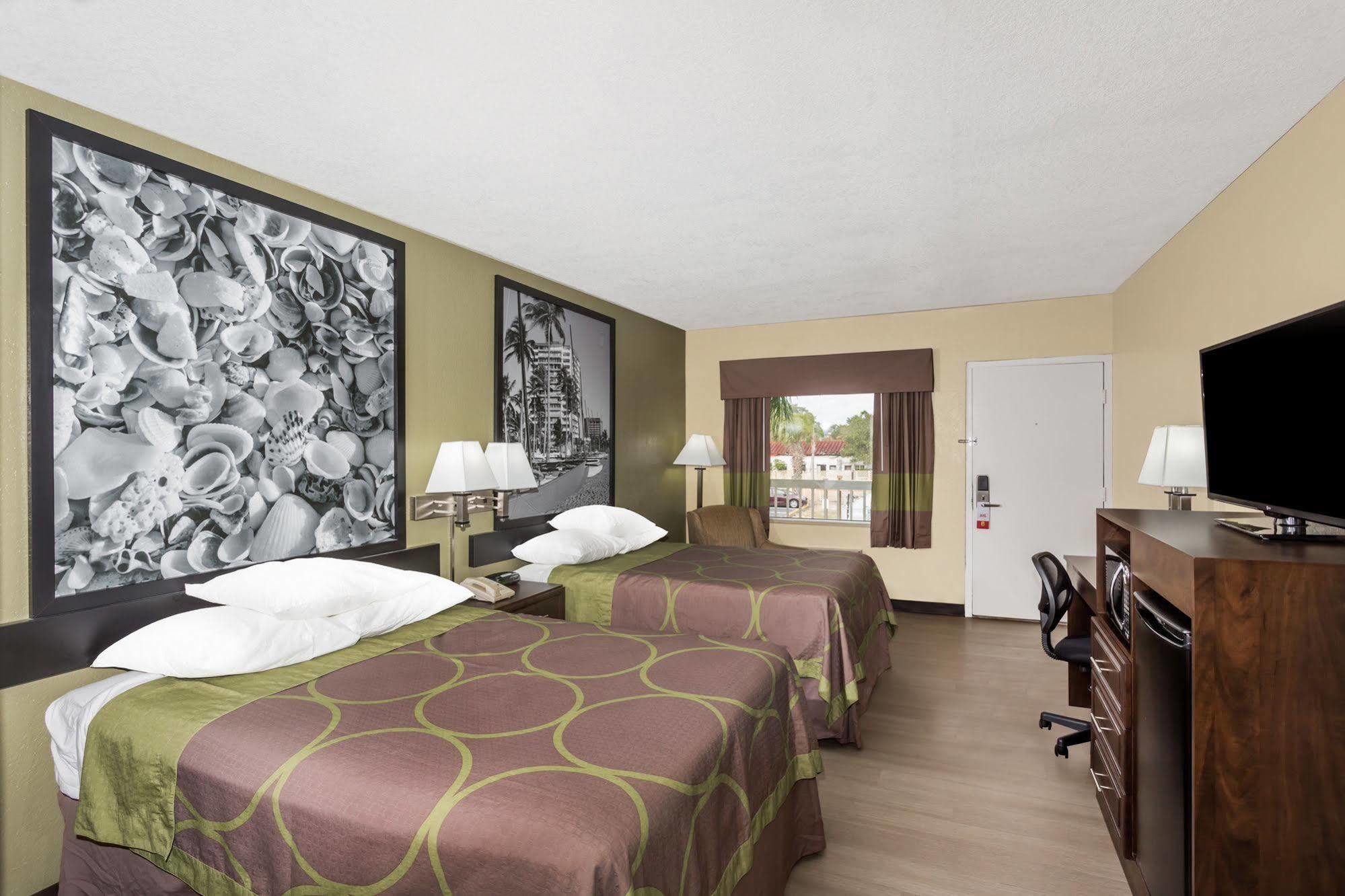 Super 8 By Wyndham Sarasota Near Siesta Key Motel Luaran gambar