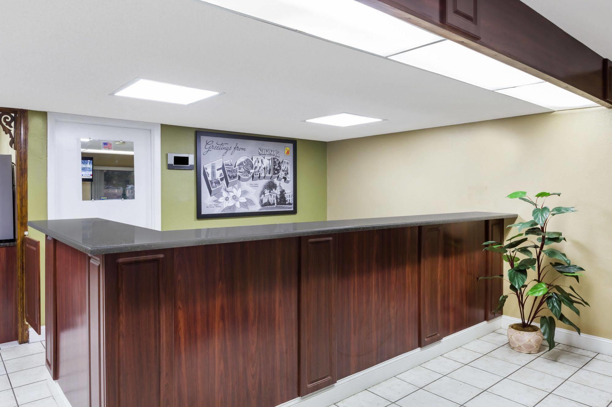 Super 8 By Wyndham Sarasota Near Siesta Key Motel Luaran gambar