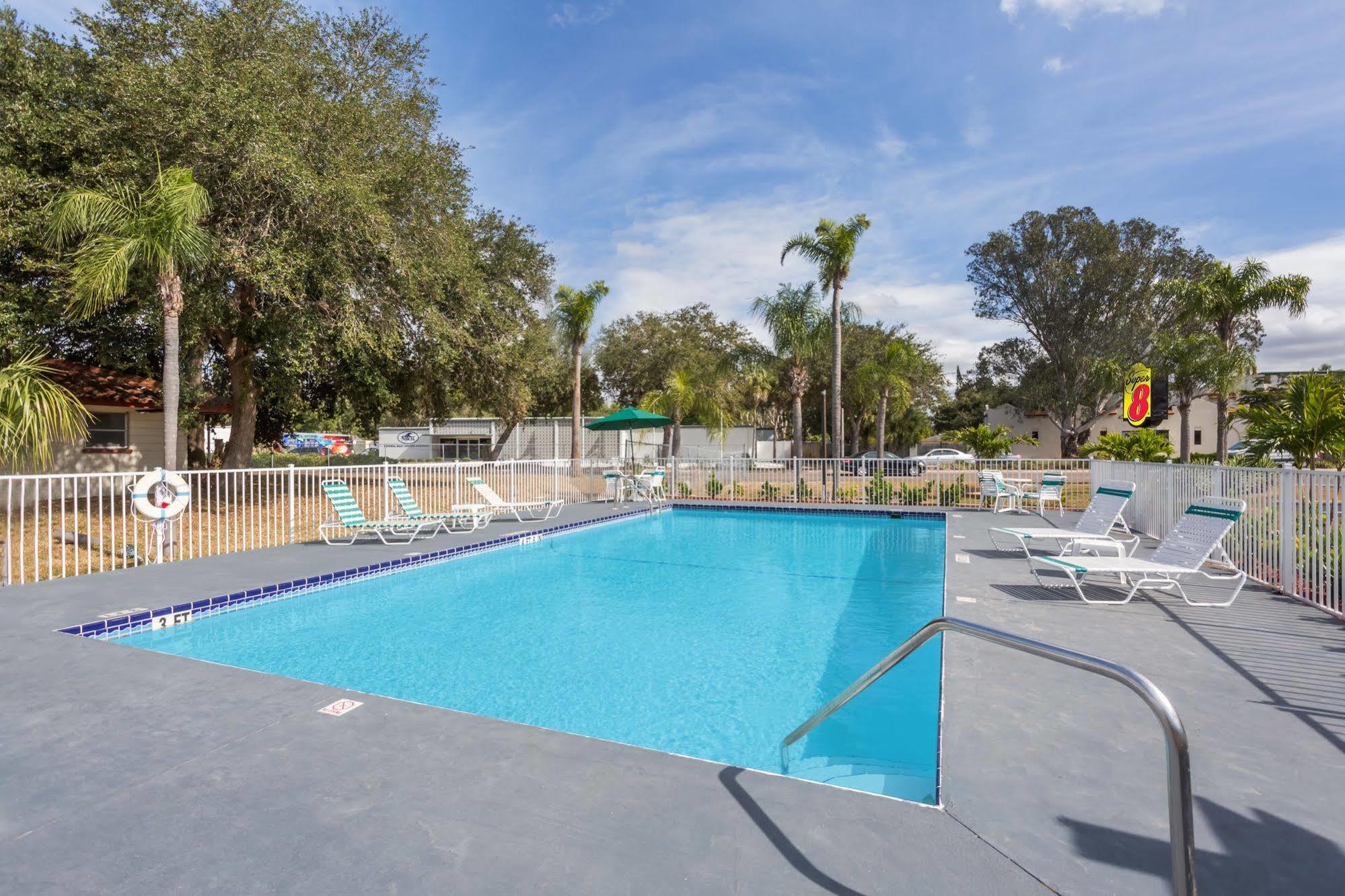 Super 8 By Wyndham Sarasota Near Siesta Key Motel Luaran gambar