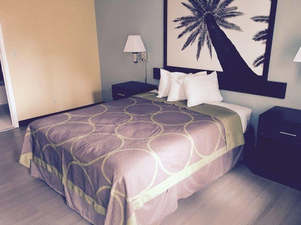 Super 8 By Wyndham Sarasota Near Siesta Key Motel Luaran gambar